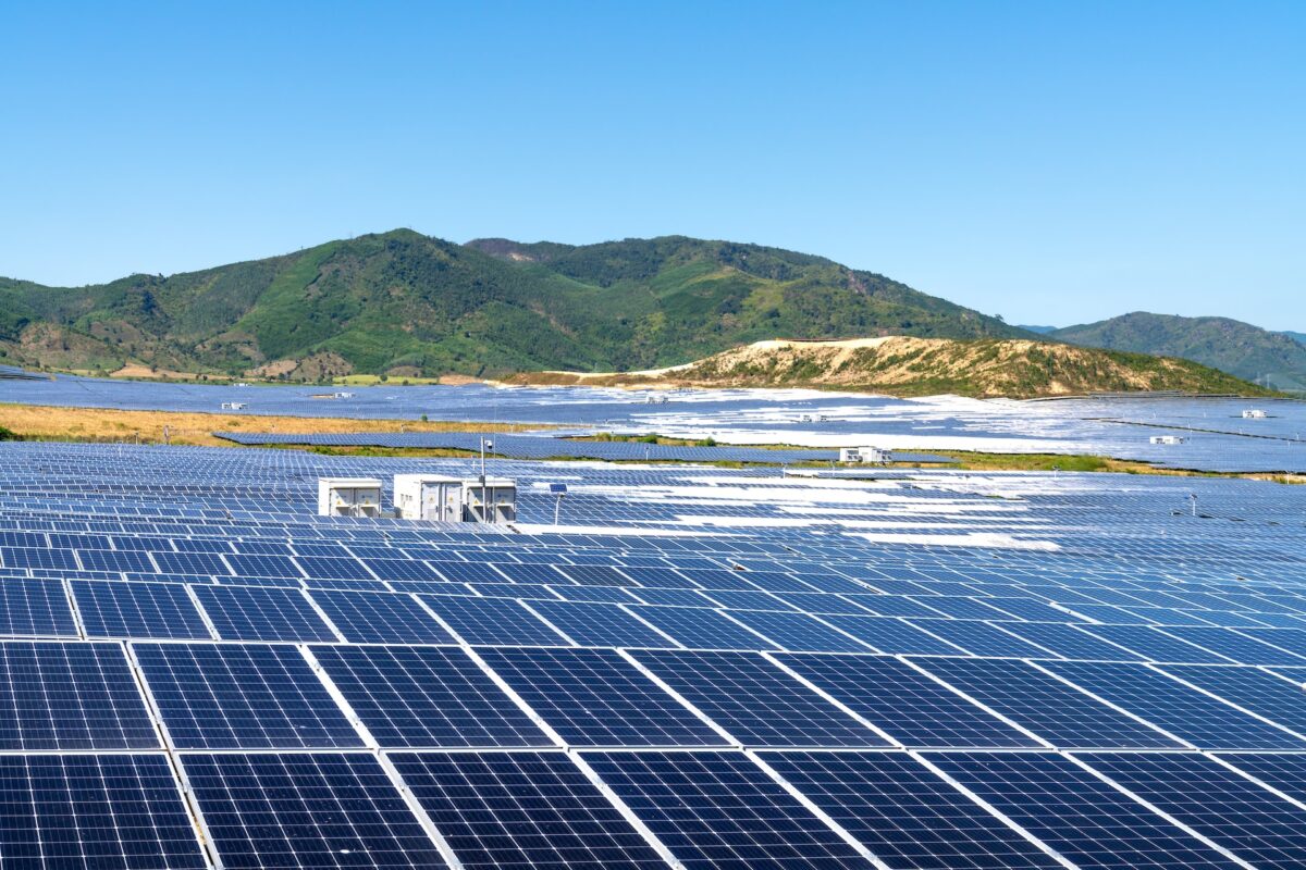 Teknologiens Grønne Skift: Solcelleanlægs Bidrag til Bæredygtig Vækst