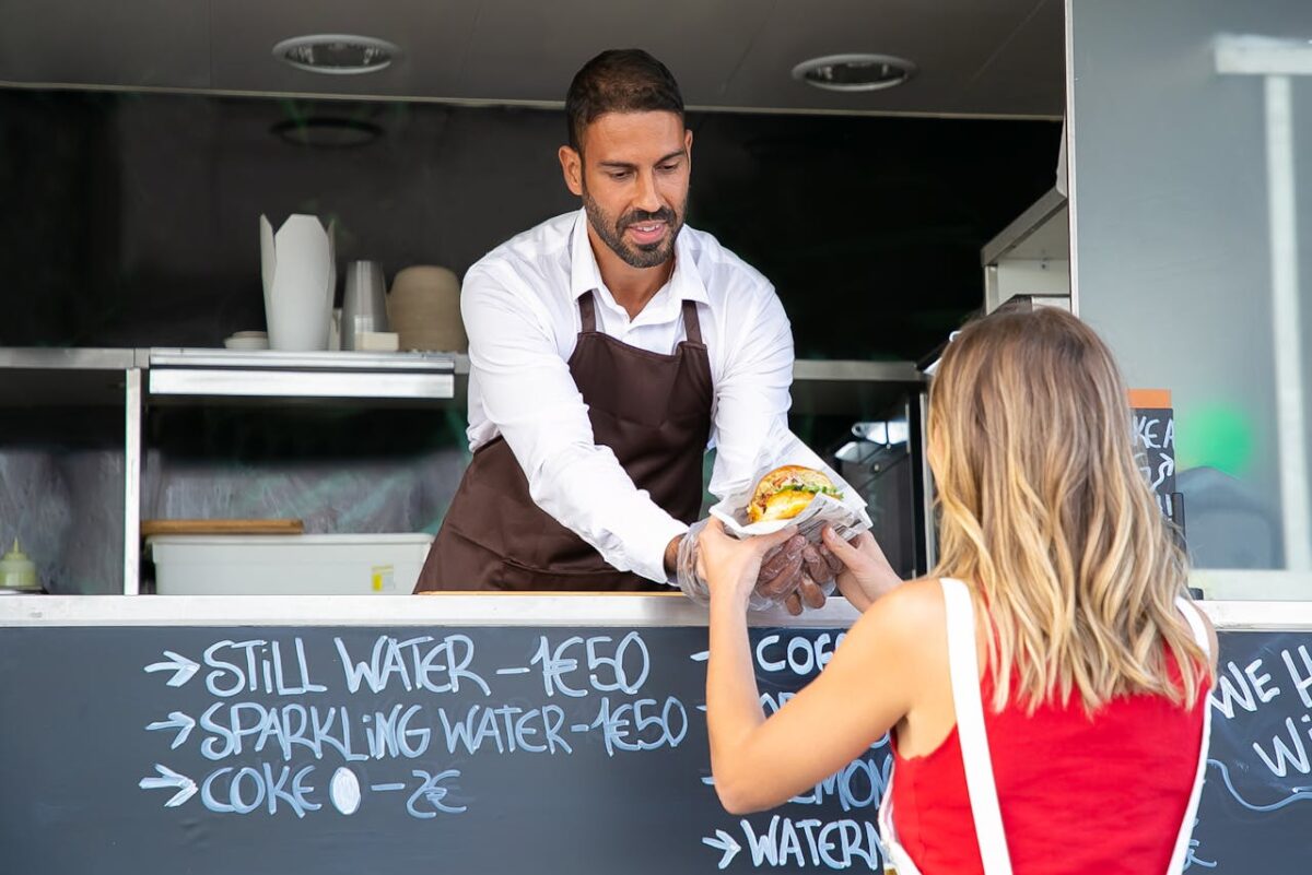 Foodtrucks og Events i Sverige: En Analyse af Deres Rolle og Bidrag